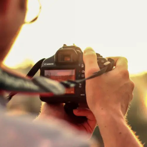 Een man met een camera in zijn handen.