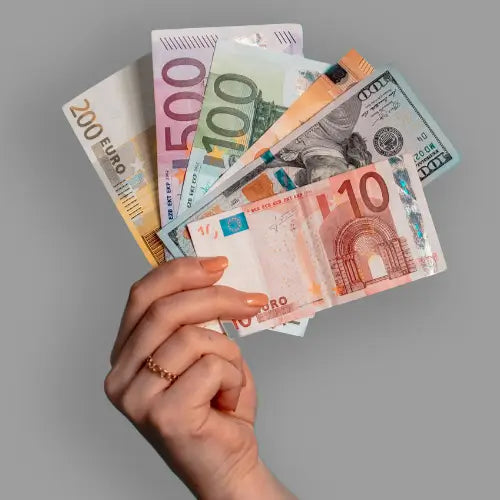 Een hand met briefgeld erin.