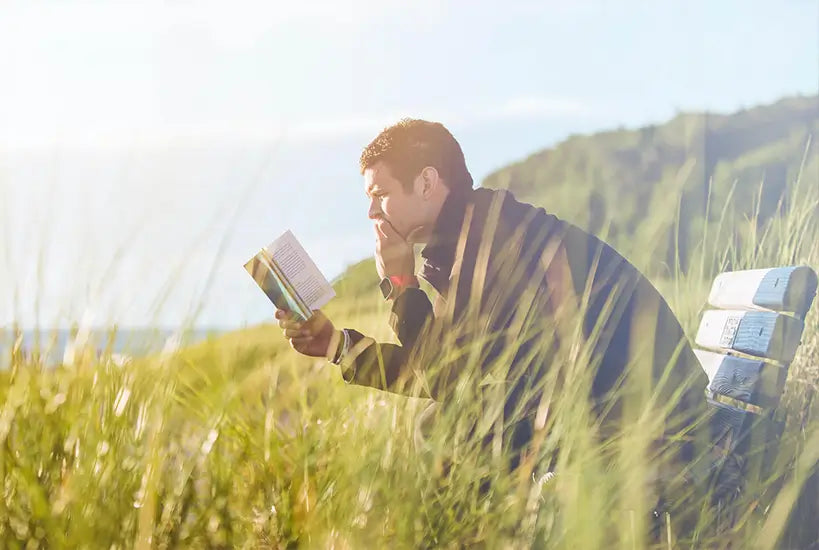 Een man die boek leest over het verzorgen en groeien van zijn baard.